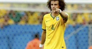 Xodó, David Luiz irrita time e torcida com surtos ofensivos