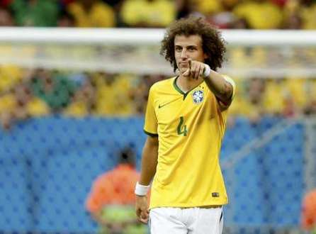 Xodó, David Luiz irrita time e torcida com surtos ofensivos