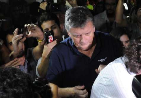 O inglês Raymond Whelan, diretor de uma empresa associada à Fifa e acusado de revender ilegalmente ingressos da Copa do Mundo, entregou-se nesta segunda-feira à justiça após quatro dias sendo procurado, informou o promotor responsável pelo caso.