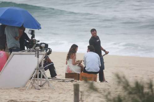 Bruna Marquezine e Gabriel Braga Nunes contracenaram na beira do mar