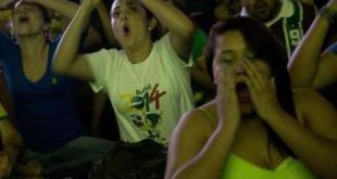 Torcedores brasileiros que se reuniram para acompanhar a partida entre Brasil e Alemanha no Circo Voador