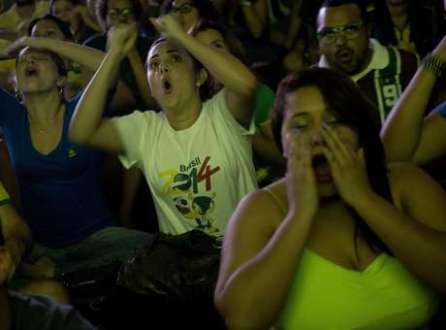 Torcedores brasileiros que se reuniram para acompanhar a partida entre Brasil e Alemanha no Circo Voador