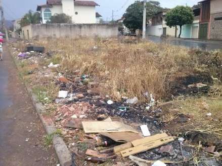 Montes Claros - Moradores temem doenças com lixo em lote vago na Vila Guilhermina