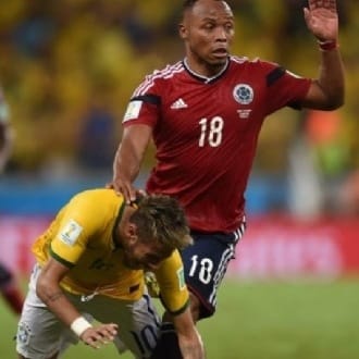 Juan Camilo Zúñiga tirou Neymar da Copa do Mundo com uma entrada dura nas costas do atacante Neymar