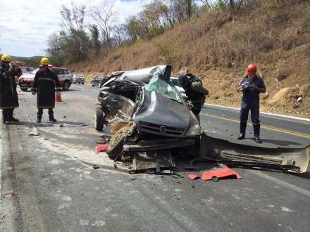 Segundo Polícia Rodoviária Federal (PRF), o motorista William Pereria da Silva de 24 anos e a passageira do carro Nair Pereria da Silva de 42 anos, morreram na hora.