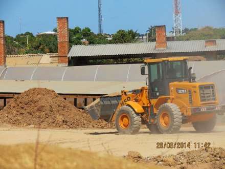 Norte de Minas - Máquina da prefeitura flagrada trabalhando em cerâmica de filhas do prefeito de Itacarambi