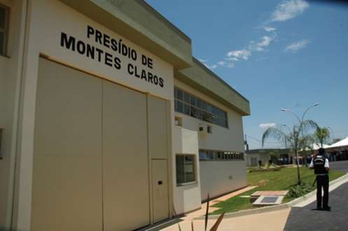 Montes Claros - Menores tentam jogar celulares dentro do presídio regional