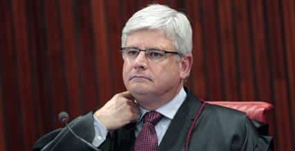 O procurador-geral eleitoral, Rodrigo Janot, pediu nesta segunda-feira que a presidente da República, Dilma Rousseff, e o Partido dos Trabalhadores (PT) sejam multados pelo Tribunal Superior Eleitoral (TSE) por propaganda eleitoral antecipada.