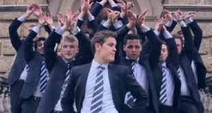 Os jovens são fãs da cantora colombiana e não tiveram pudor em gravar o vídeo