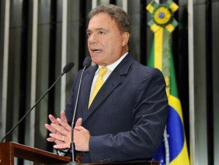 O senador Álvaro Dias (PSDB-PR) apresentou nesta segunda-feira (14), uma proposta para estabelecer mecanismos de fiscalização dos gastos com o futebol. O projeto de lei propõe ainda a punição de cambistas, com pena de até cinco anos de prisão.