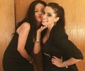 Anitta dribla seguranças e tieta Rihanna: "hoje foi minha vez de ser fã"