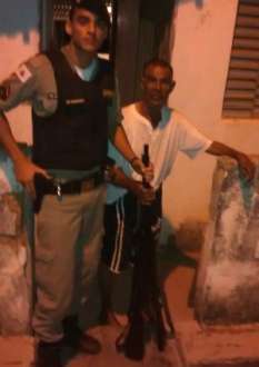 Durante patrulhamento no distrito de Nova Minda, comunidade pertencente a cidade de Japonvar, na noite dessa quarta-feira (23), um dos moradores, um idoso de 80 anos, informou à polícia que gostaria de entregar voluntariamente duas armas de fogo de fabricação artesanal.