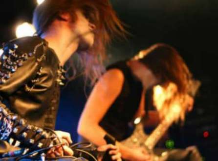 Médicos alemães descobriram sangramento em cérebro de paciente que balançou a cabeça violentamente em show de heavy metal