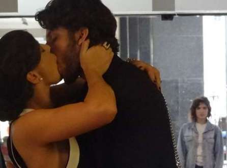 Eliane flagra beijo entre Zé Alfredo e Maria Marta