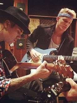 Bieber e Cody Simpson no estúdio