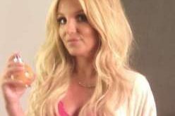 De sutiã, Britney Spears divulga novo perfume com seu nome