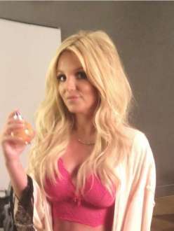 De sutiã, Britney Spears divulga novo perfume com seu nome