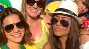 Bruna Marquezine é vista no estádio chorando após fratura de Neymar