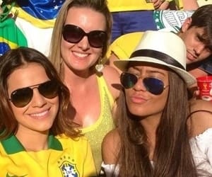 Bruna Marquezine é vista no estádio chorando após fratura de Neymar