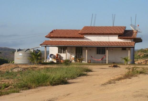 Casa de alto padrão na zona rural com uma caixa d’água do Governo Federal