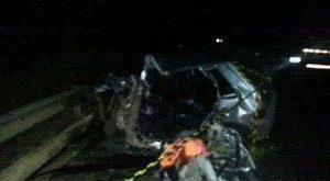 Carro no qual estavam os mortos e o ferido (Foto: Maíra Botelho / Inter TV)