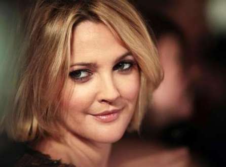 A atriz Drew Barrymore chega para a pré-estreia do filme "Estão Todos Bem", em Nova York, nos Estados Unidos, em 2009. 03/12/2009