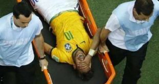 Neymar chora de dor após levar uma joelhada nas costas