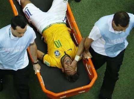 Neymar chora de dor após levar uma joelhada nas costas