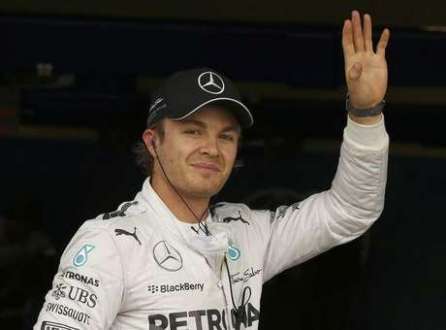 Piloto alemão Nico Rosberg comemora pole position em Silverstone. 05/07/2014,