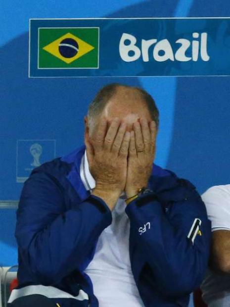 Felipão põe as mãos no rosto no primeiro tempo da partida entre Brasil e Alemanha