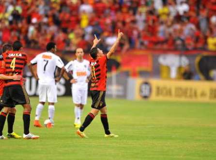 Com gol de Felipe Azevedo, o Sport venceu o Atlético-PR por 2 a 1 e colou no G-4 do Campeonato Brasileiro