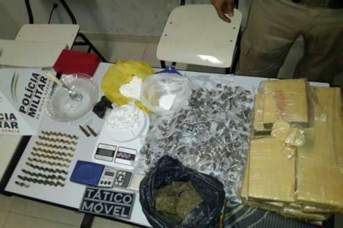 Na casa de Cardoso foram apreendidos, 10.700 kg de maconha, 601 buchas da mesma droga, 160 gramas de cocaína, 36 papelotes também de cocaína, 40 balas calibre 380, 25 balas calibre 38 e duas balas calibre 762, além de três balanças e 330 pinos para dosagem de cocaína.