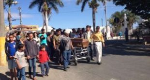 Familiares e amigos das vítimas durante o cortejo fúnebre