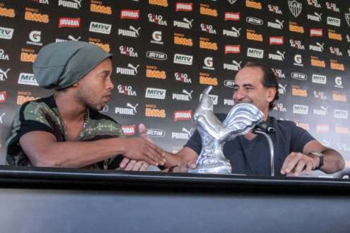 Futebol - Ronaldinho é homenageado com Galo de Prata em despedida