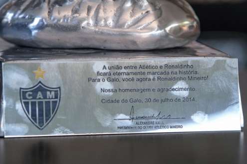 Futebol - Ronaldinho é homenageado com Galo de Prata em despedida