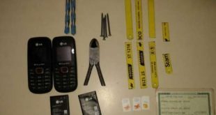 O homem levava oito serras pequenas, cinco pregos, duas brocas, um pequeno alicate, dois aparelhos celulares e três chips, todos introduzidos no ânus.