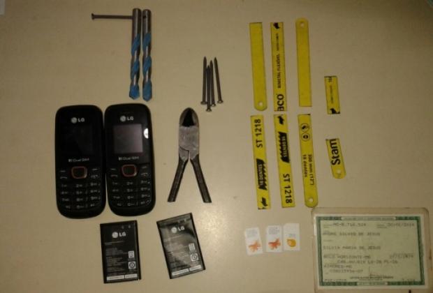 O homem levava oito serras pequenas, cinco pregos, duas brocas, um pequeno alicate, dois aparelhos celulares e três chips, todos introduzidos no ânus. 