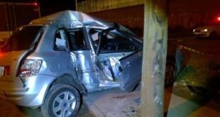 O carro era dirigido por um jovem de 20 anos, que perdeu o controle da direção e bateu em um poste