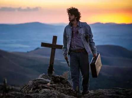 Personagem de Chay Suede não consegue salvar o patrão de um ataque