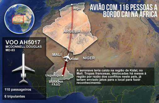 Um homem tira foto dos detroços do avião que caiu no Mali com 118 pessoas a bordo
