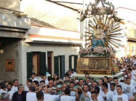 Procissão desviou-se de seu curso natural até a casa de mafioso detido em prisão domiciliar
