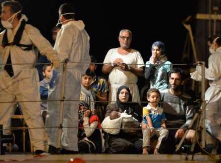 A agência de refugiados da Organização das Nações Unidas contou 63.600 chegadas de imigrantes na Itália até 4 de julho. Na foto, imigrantes aguardam para desembarcar no porto de Pozzallo, na Sicília, em 13 de maio