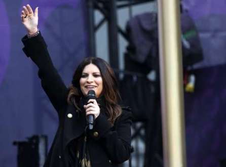 Vídeo - Laura Pausini se descuida e mostra demais em show