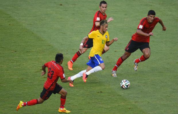 O mais provável é que Neymar siga a recomendação médica de repousar e assista ao jogo ao lado dos pais. Foto: AFP