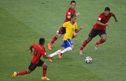 O mais provável é que Neymar siga a recomendação médica de repousar e assista ao jogo ao lado dos pais. Foto: AFP