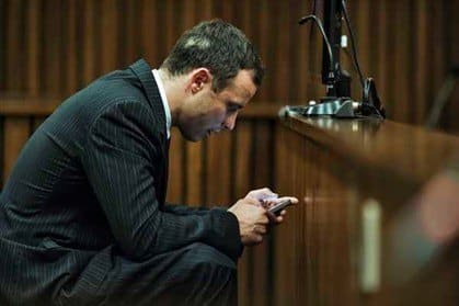 Oscar Pistorius sofre de tendências suicidas desde a morte da namorada, em fevereiro de 2013, diz o relatório dos psiquiatras que avaliaram o seu estado lido hoje pelo seu advogado de defesa.