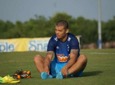 Nilton volta, mas quer recuperar condição de titular