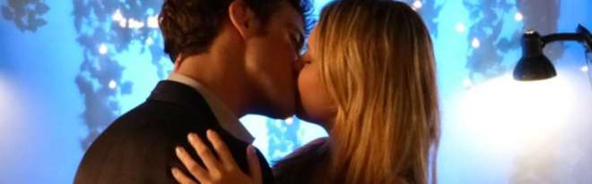 Livia (Louise D'Tuani) fica carente e beija Leto (Ronny Kriwat)