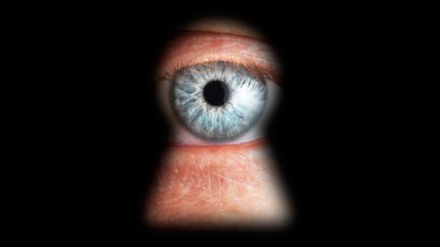 Espionar o parceiro nas redes sociais pode virar compulsão