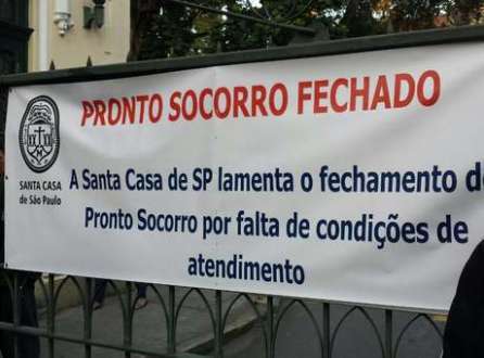 Faixa explica aos pacientes o motivo do fechamento